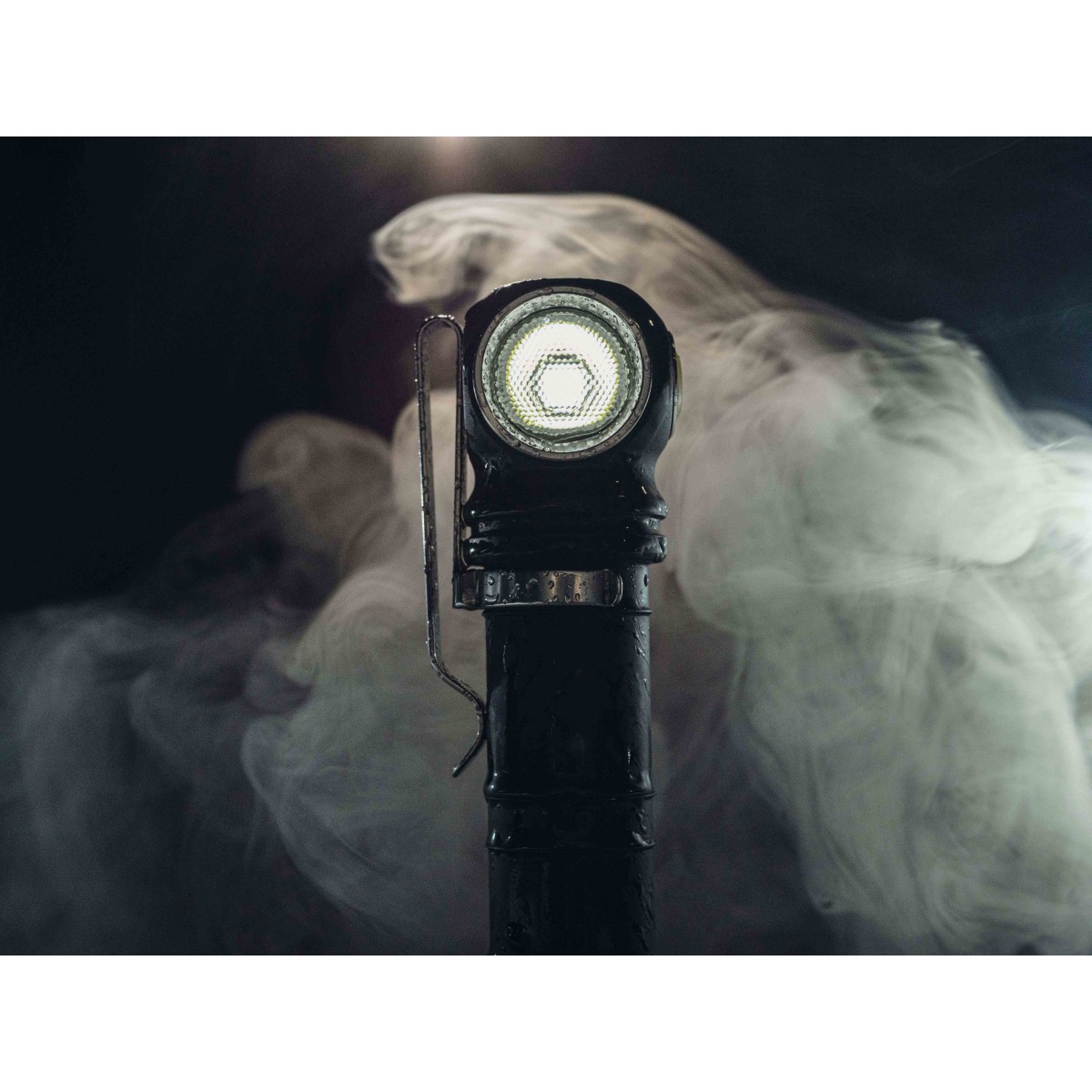 Мултиункционален челник-фенер Armytek Wizard C2 Pro Max студен ARMYTEK - изглед 7 - Extreme-bg.com Мултиункционален челник-фенер Armytek Wizard C2 Pro Max студен ARMYTEK - изглед 7