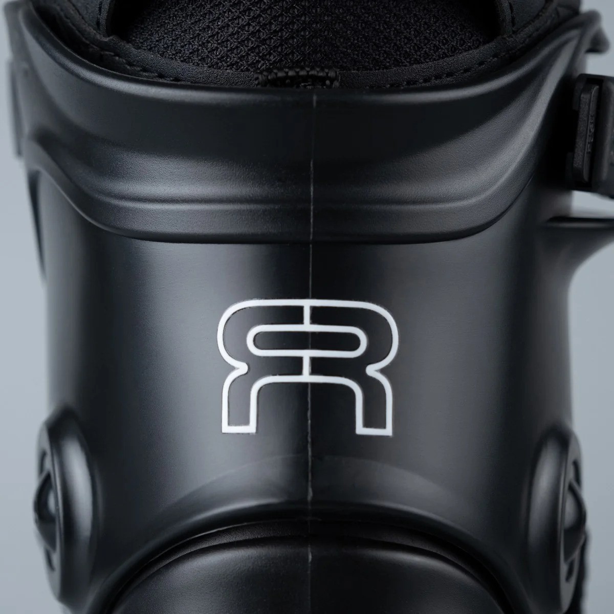 Ролери за Фристайл и Фрирайд FR Skates FRX 80 Black – Легендарна Здравина и Маневреност FR-SKATES - изглед 10 - Extreme-bg.com Ролери за Фристайл и Фрирайд FR Skates FRX 80 Black – Легендарна Здравина и Маневреност FR-SKATES - изглед 10