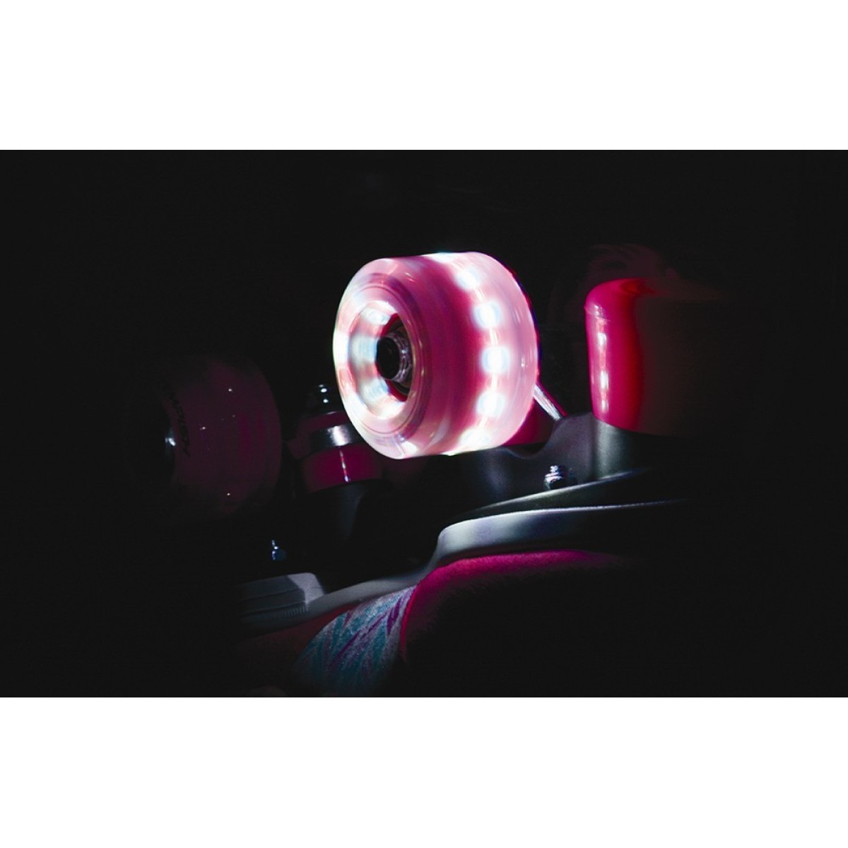 Комплект светещи колела за ролкови кънки 54х32mm 85A - 4бр quad flashing TEMPISH - изглед 4 - Extreme-bg.com Комплект светещи колела за ролкови кънки 54х32mm 85A - 4бр quad flashing TEMPISH - изглед 4