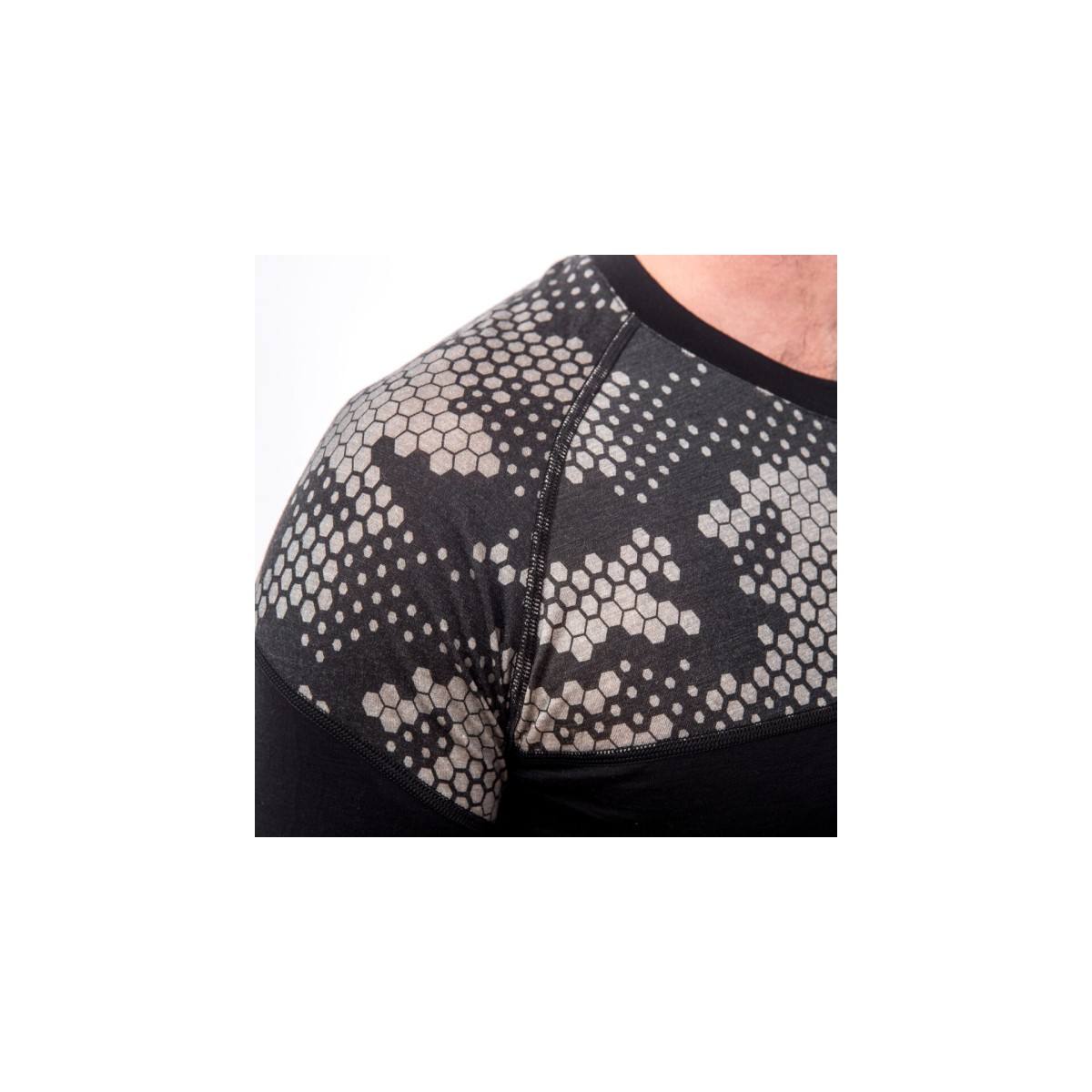 Мъжка мерино тениска MERINO IMPRESS black/honeycomb SENSOR - изглед 4 - Extreme-bg.com Мъжка мерино тениска MERINO IMPRESS black/honeycomb SENSOR - изглед 4